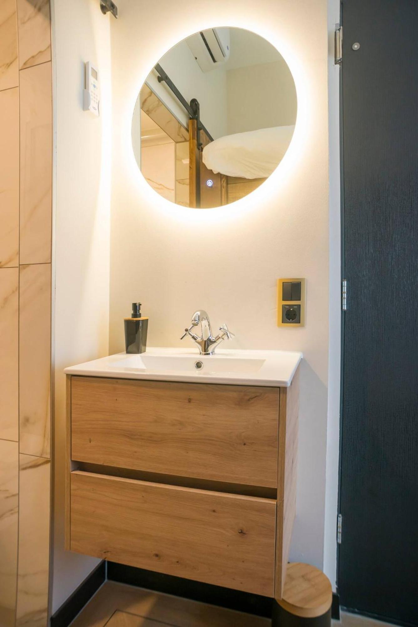 Petite Room With Wifi, Ac, And Shared Kitchen Tilburg Exterior photo